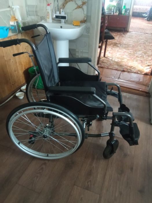 Инвалидная коляска для взрослого человека