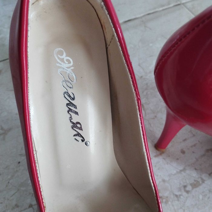 Червени обувки на ток