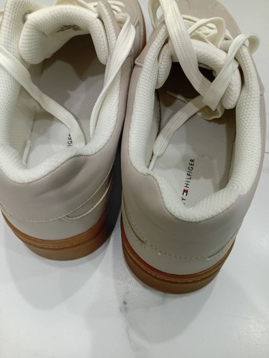 Продаю женские кроссовки