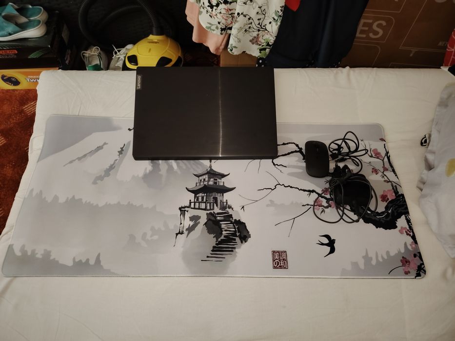 Vând laptop Lenovo utilizat în stare bună și funcțională are două piese lipsă dar laptopul funcționează