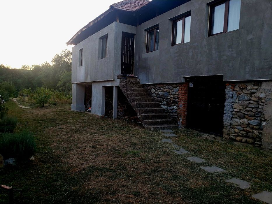 Vând casa aproape de oraș.