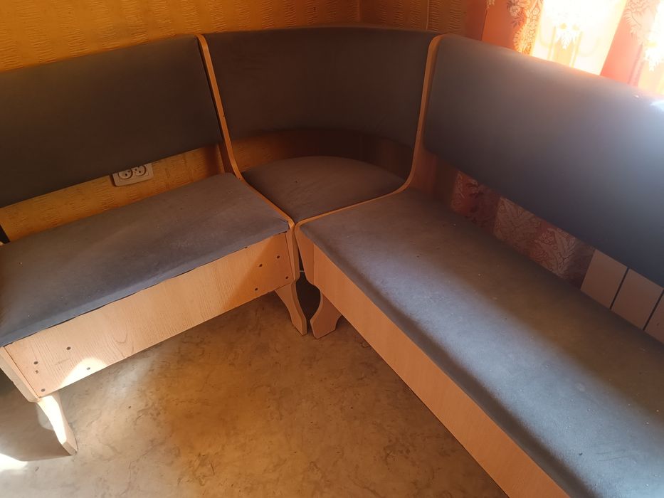 Мягкий угловой кухонный диван