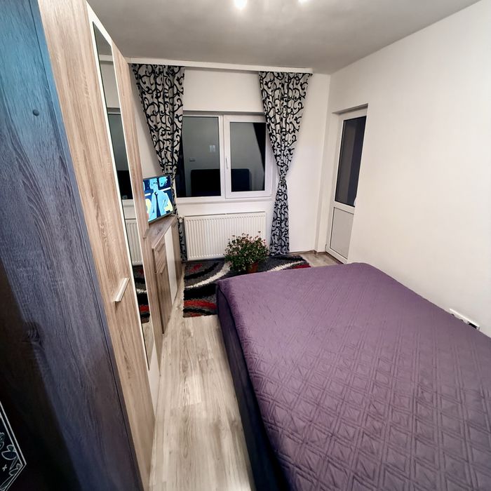 Apartament 3 camere,2 bai,decomandat,zona Politie
