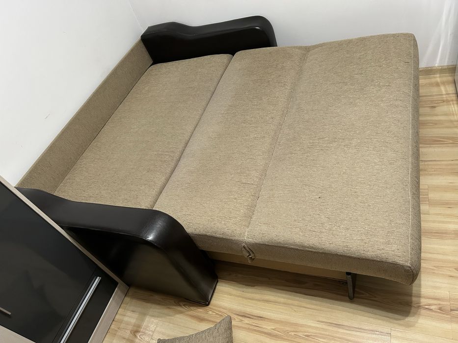 Canapea extensibila cu manere de piele