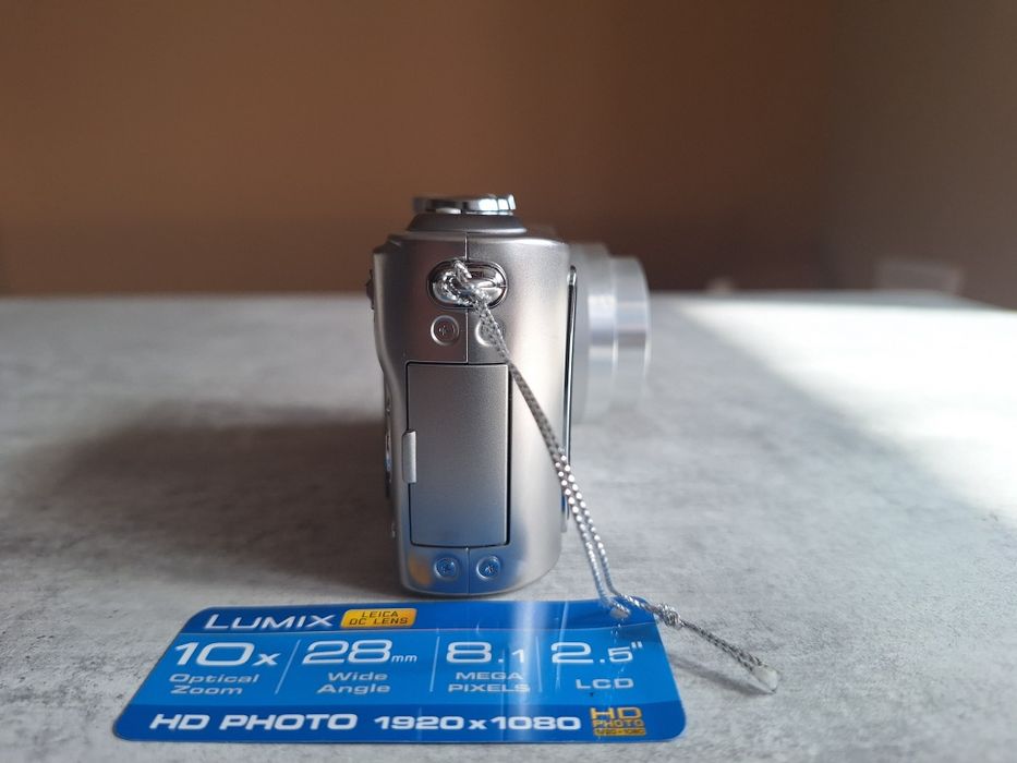 Panasonic Lumix DMC-TZ4 дигитална комера със зарядно