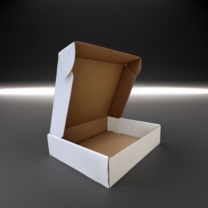 Белая коробка с ручками и с крышкой