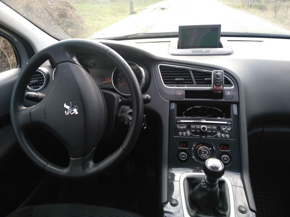 Vînd Peugeot 5008