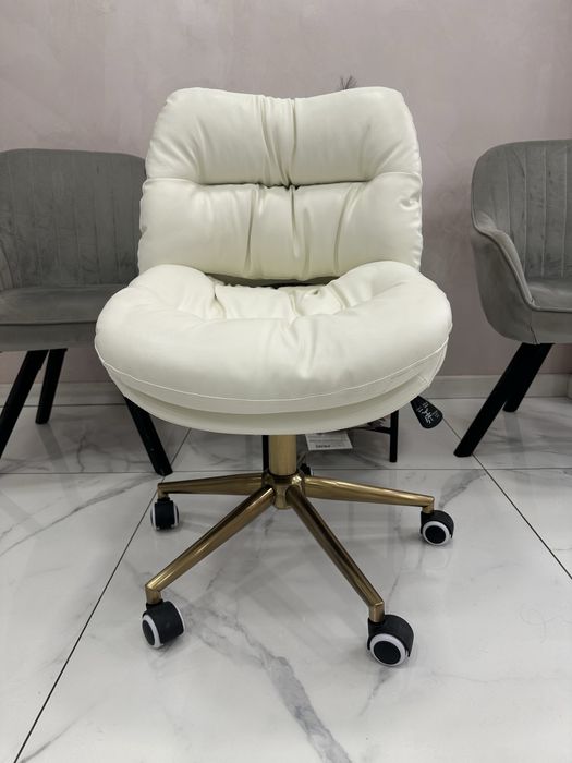 Луксозен салонен стол