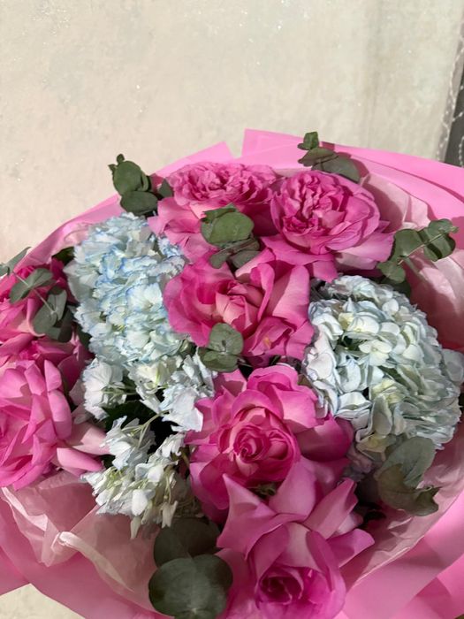 Ооочень свежий красивый букет из гортензий и роз