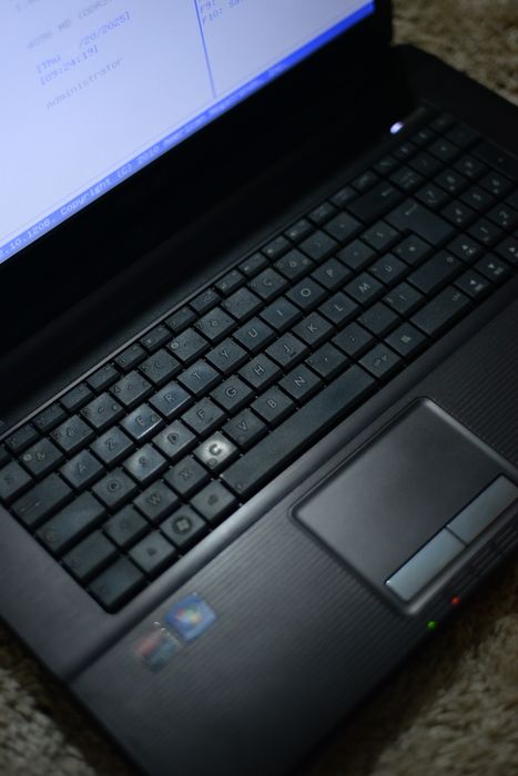 Laptop Asus X73B 17" – intră în BIOS – ideal pentru piese sau proiect