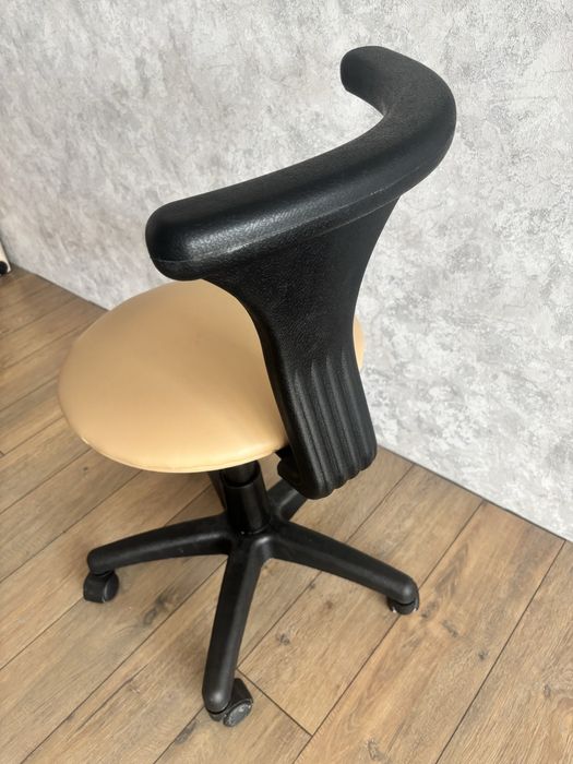 Стул на колесиках со спинкой