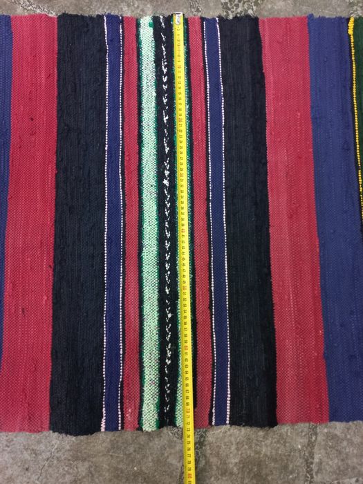 Шарени черги ръчно тъкани