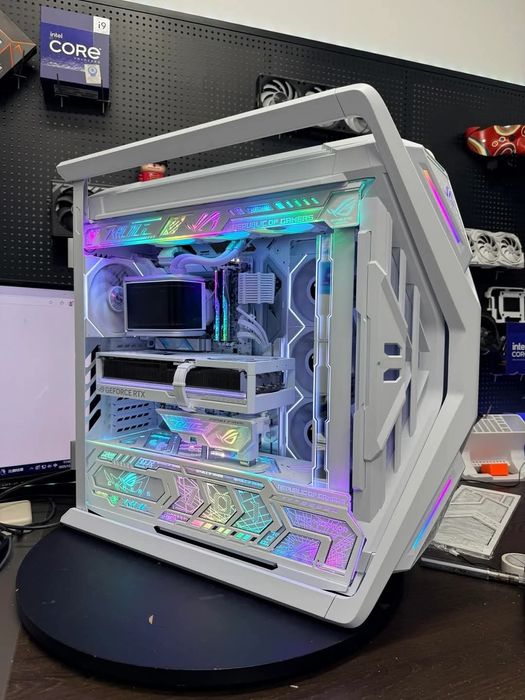 Продавам компютърна кутия Asus hyperion gr701 Неразпечатана!