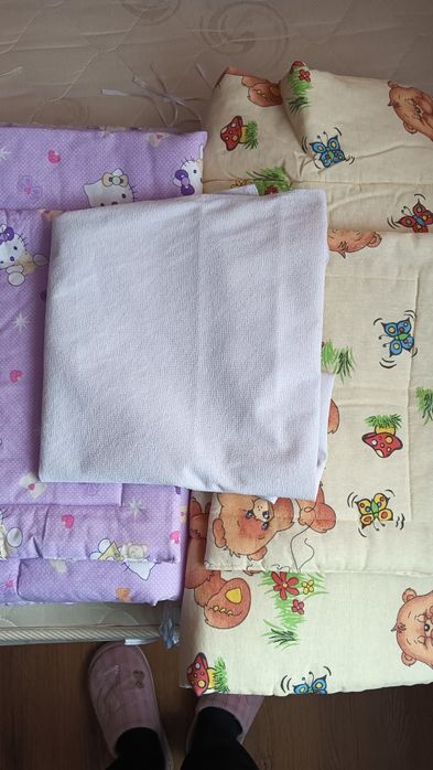 Vând pătuț din lemn cu saltea de cocos