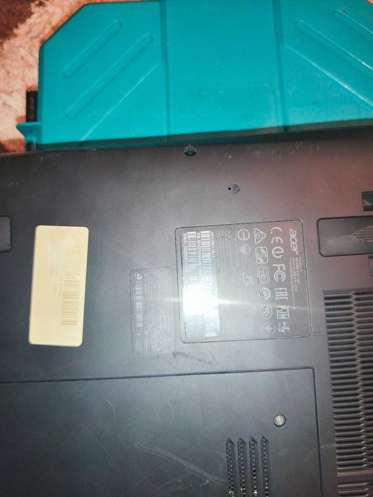 Vand laptop Acer  Predator G5-793 defect