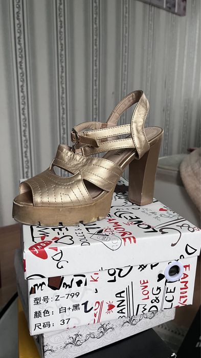 Продам босоножки