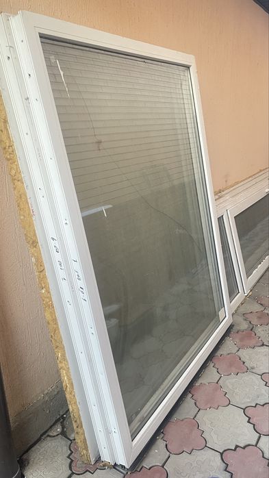 Продается пластиковая дверь и окна
