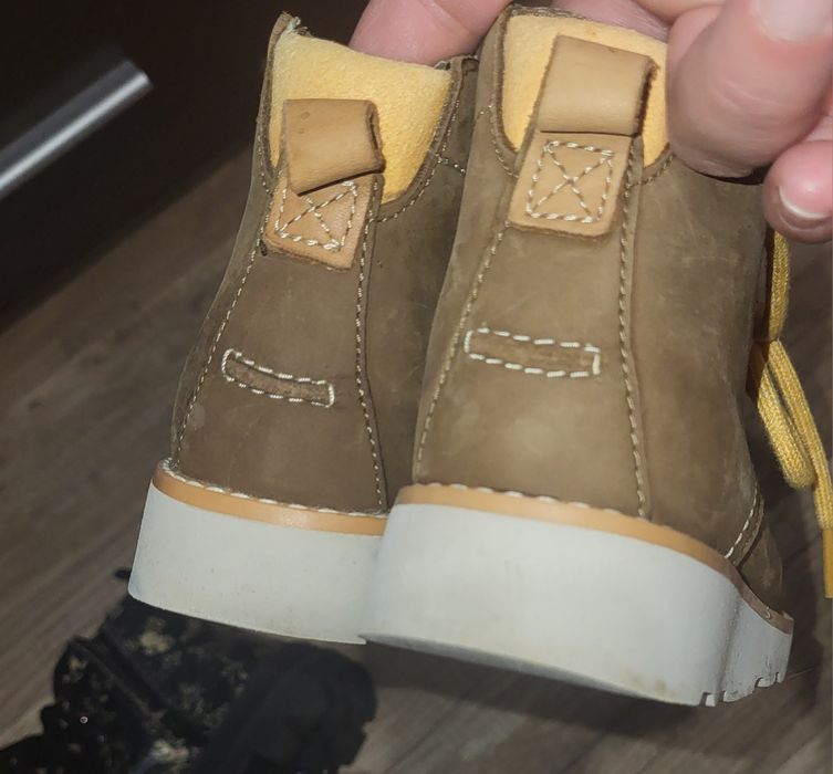 Детски затворени обувки