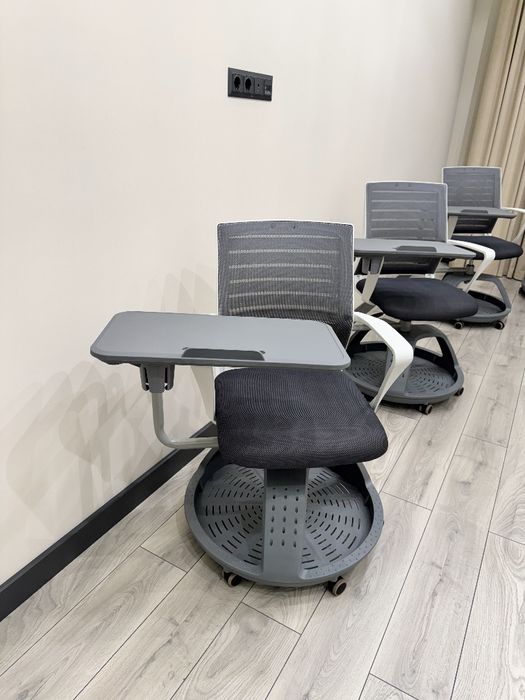 Вращающиеся кресло для учебного центра или офиса !