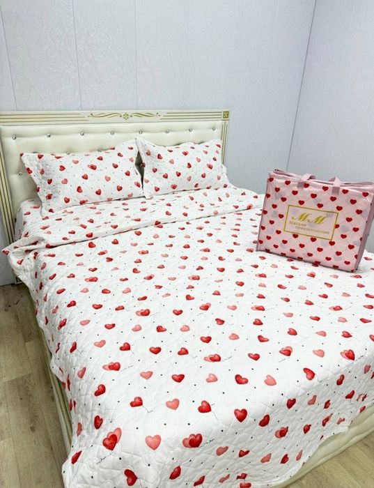 Красивый постельный набор с готовым одеялом.