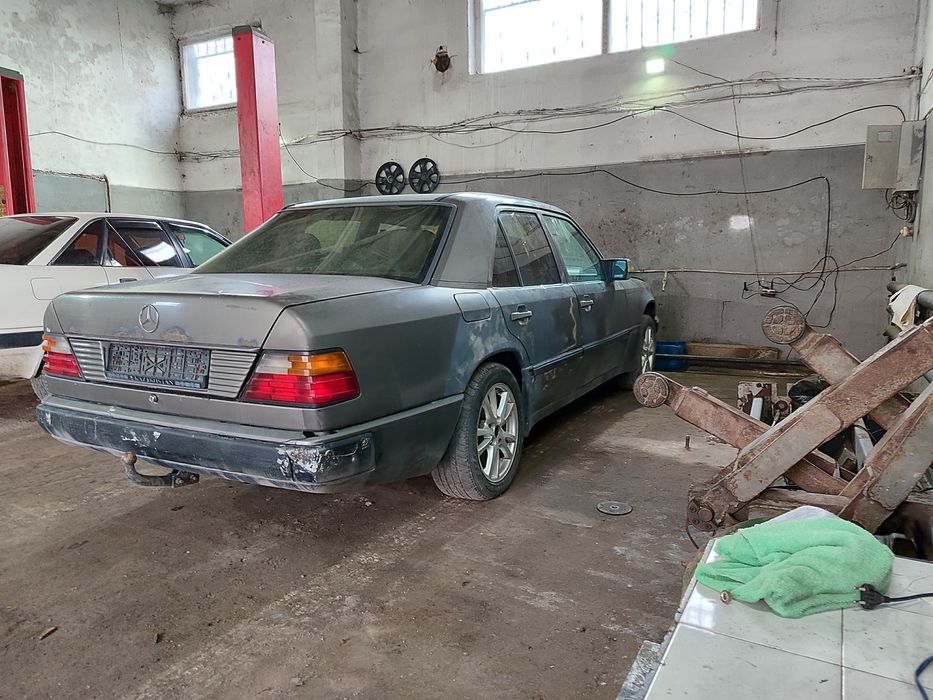 Продаю  по запчастям  Мерседес W124 Е300