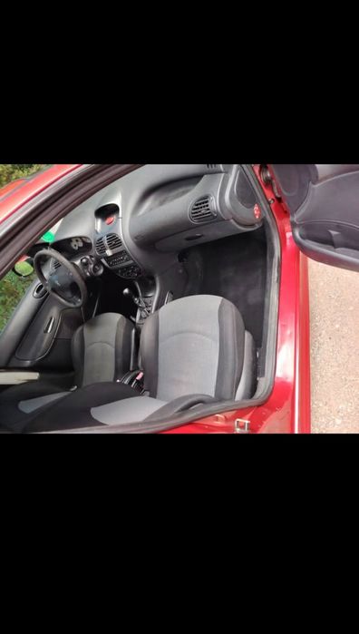 Продавам Пежо 206