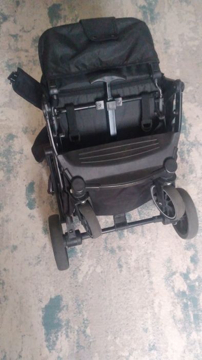 Болалар коляскаси сотилади.