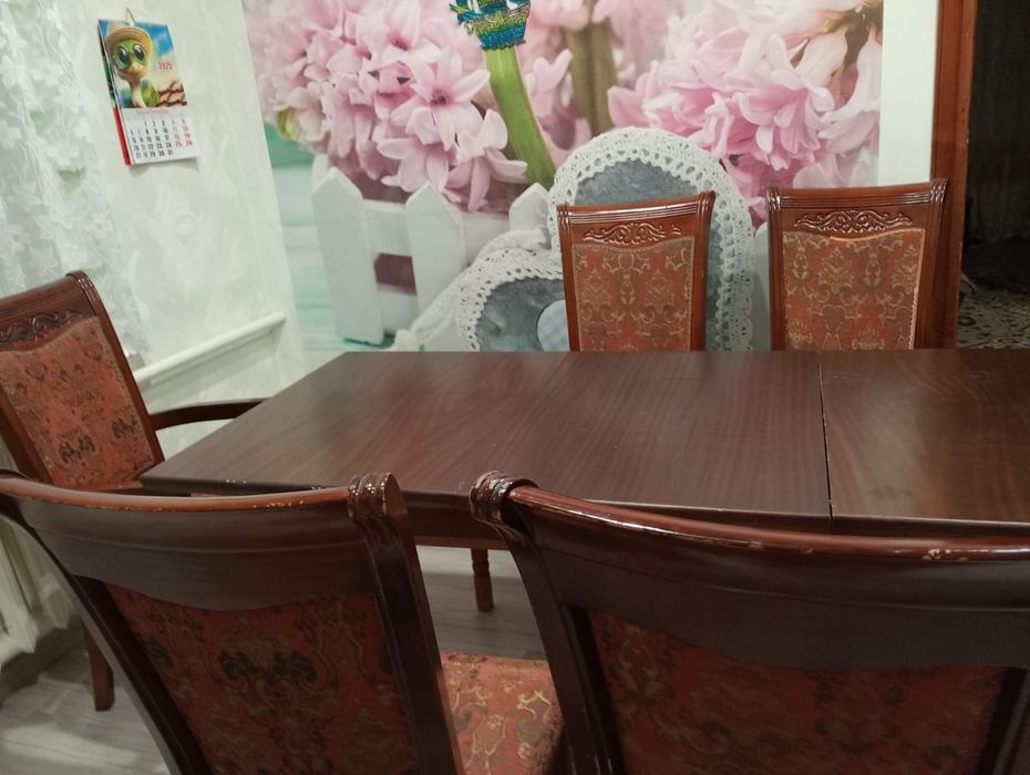 Срочно продам стол и стулья вместе.