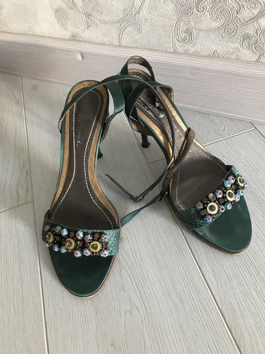 Босоножки на тонком каблучке