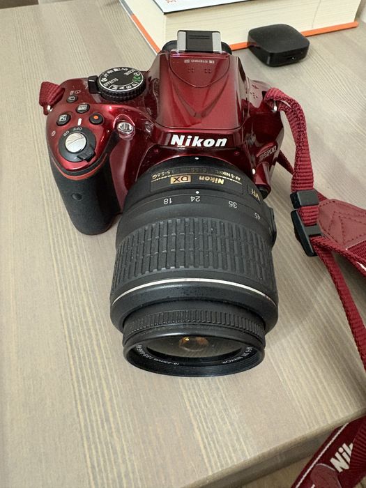 Nikon D5200 + 18–55 VR (красный)