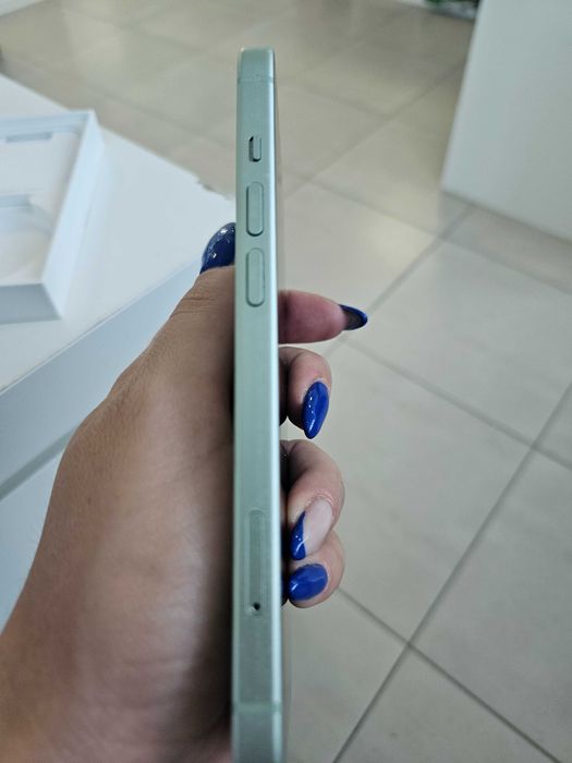 Телефон IPhone 15