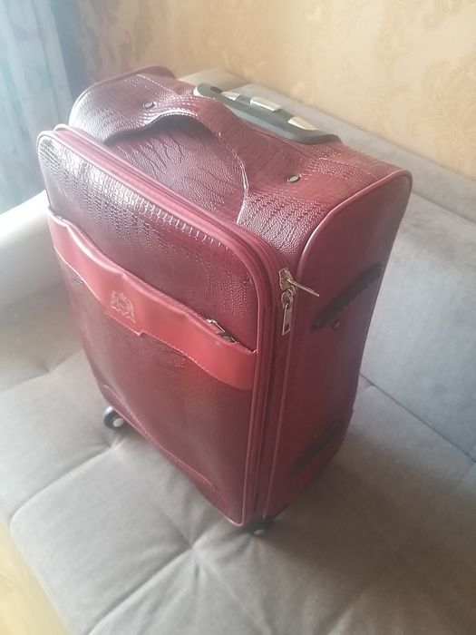 Чемодан с колесиками