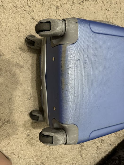 Б/у чемоданы в разных состояниях