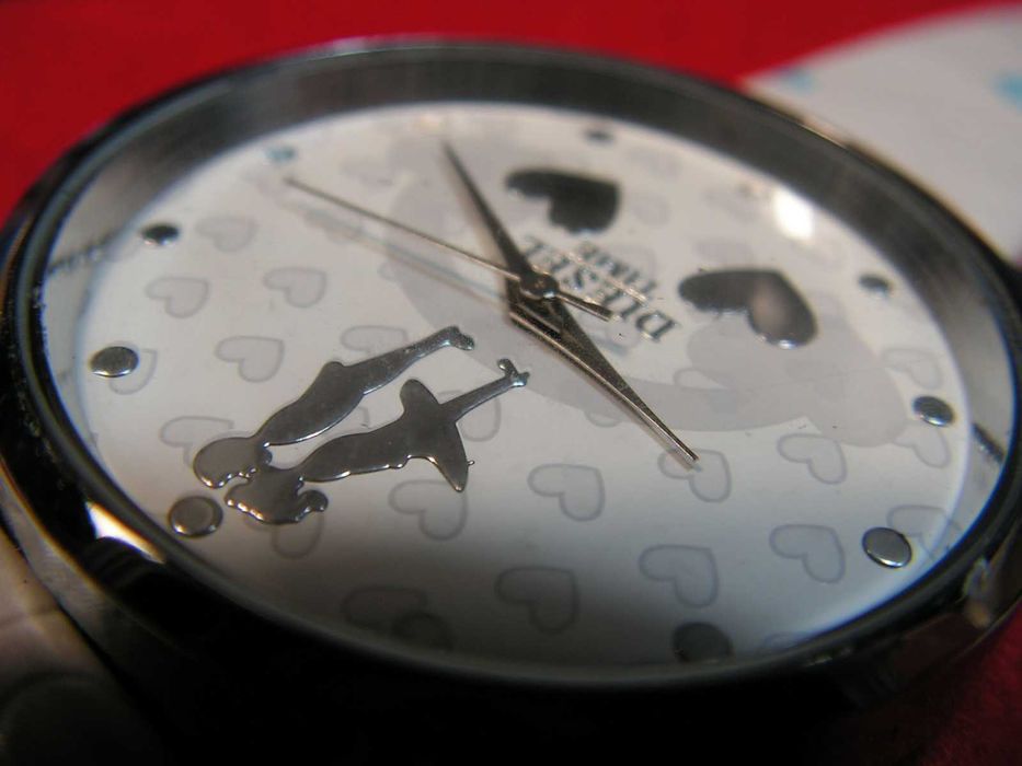 Часовник DIESEL TIME с любовна скала.