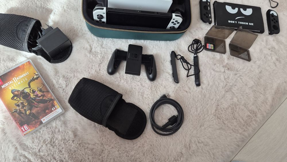 Конзола Nintendo Switch – OLED, Черно-бял с консумативи и Гаранция!