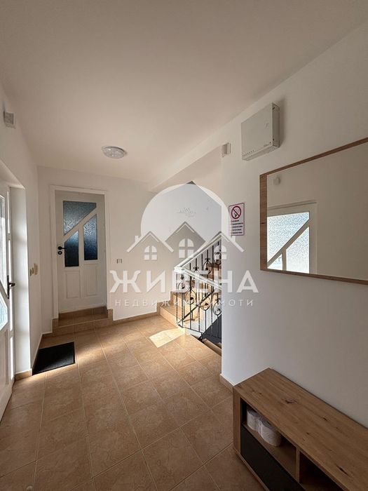 Продава триетажна обзаведена къща в с.Рогачево, площ 300 кв.м