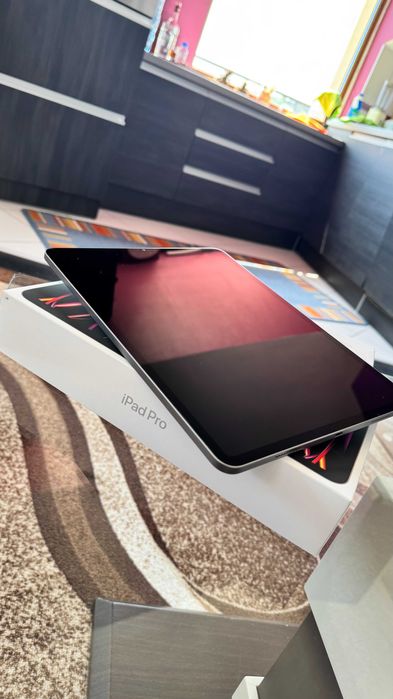 iPad Pro 12.9-inch (6th Generation) Wi-Fi + Apple Pencil 2