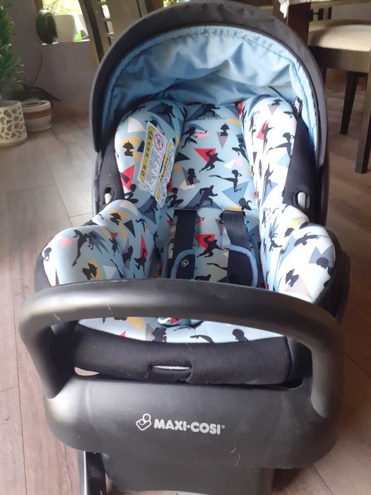 Кошче за кола Maxi Cosi adorra с база + подарък огледало