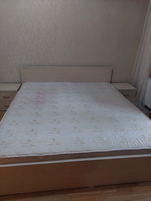 Кровать, тумбочки, стол+ зеркало