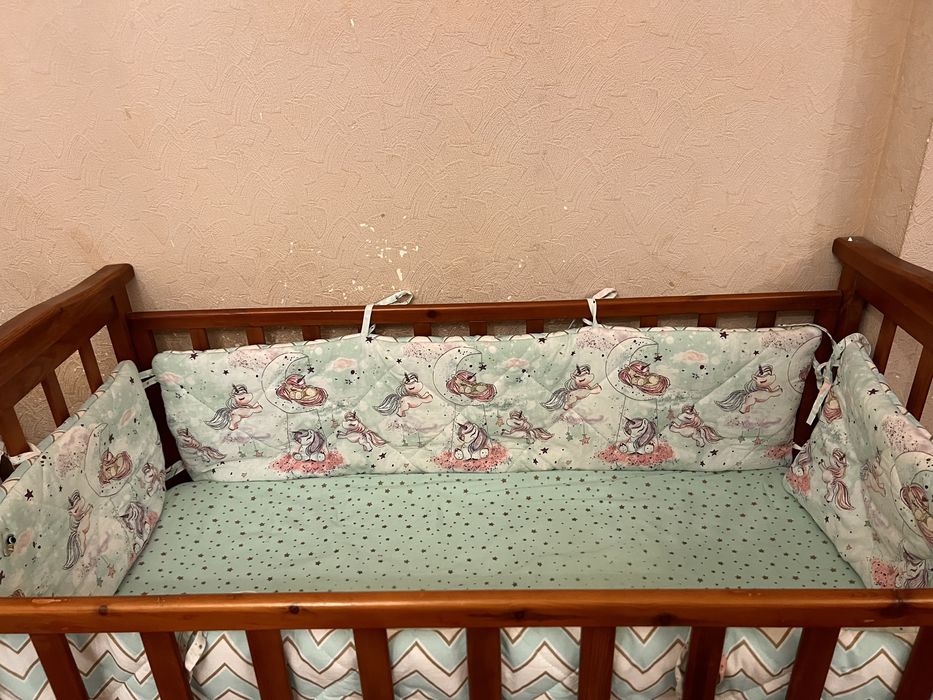 Кроватка детская деревянная. Матрас. Наматрасник. Бортики.