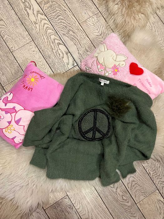 Дамски пуловер с пухче