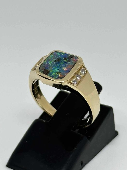 Златен пръстен с опал и диаманти - 4.31гр.