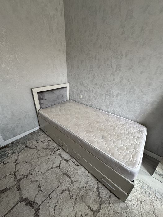 Кровать с матрасом