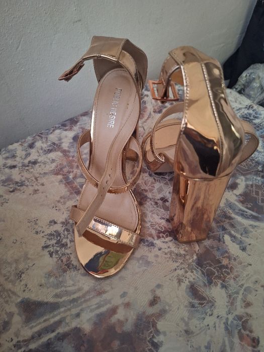 Sandale public desire