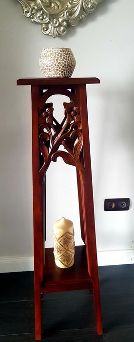 Piedestal vechi din lemn masiv