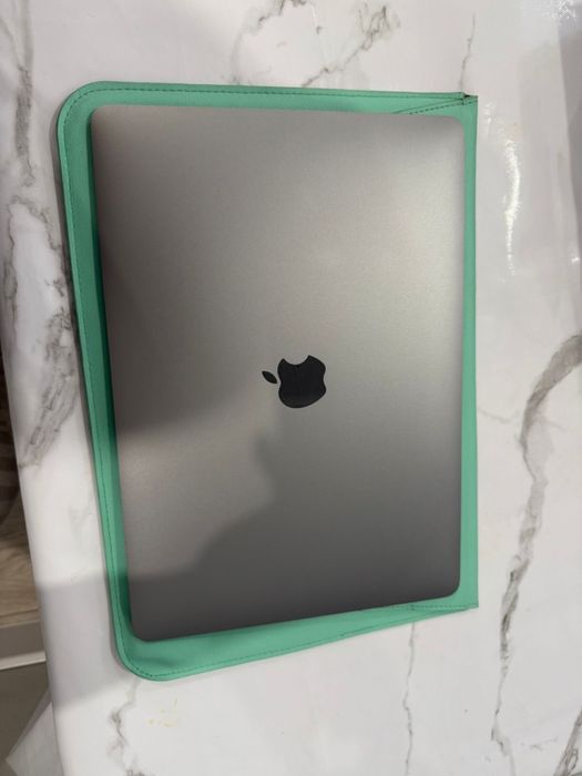 Продам ноутбук Apple 2020 год