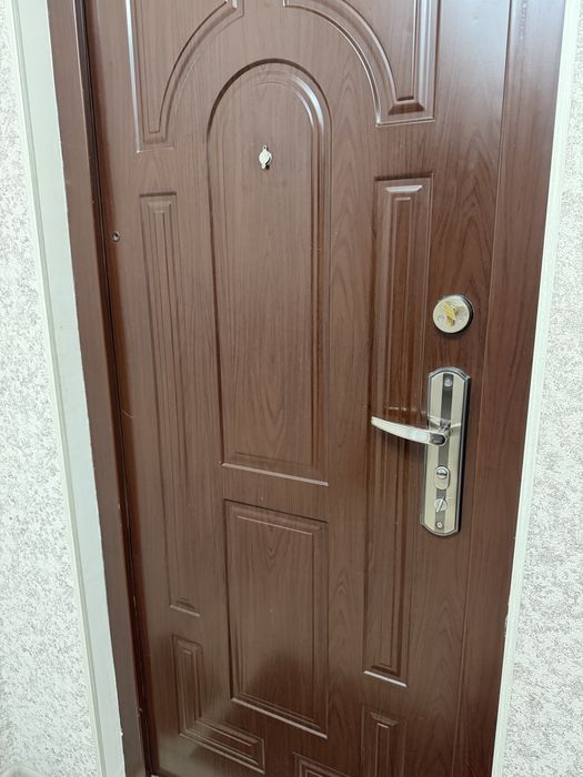 Продам входную дверь