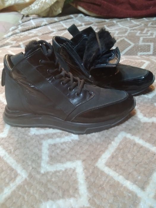 Продам не дорого ботинки зими-весна