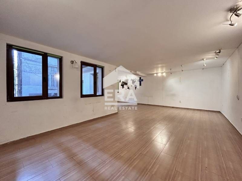 Дава се под наем Офис в София, Център - 104 кв.м за 987.36 € - Снимка #1