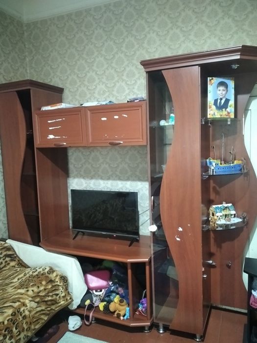 Продам телевизор Смарт ТВ, и горка сервант под телевизор.